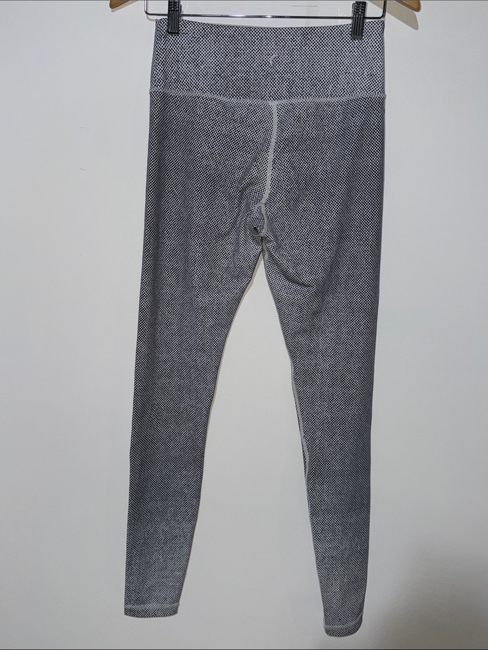 Zyia Active  black and white Performance Leggings size 6-8 NWOT